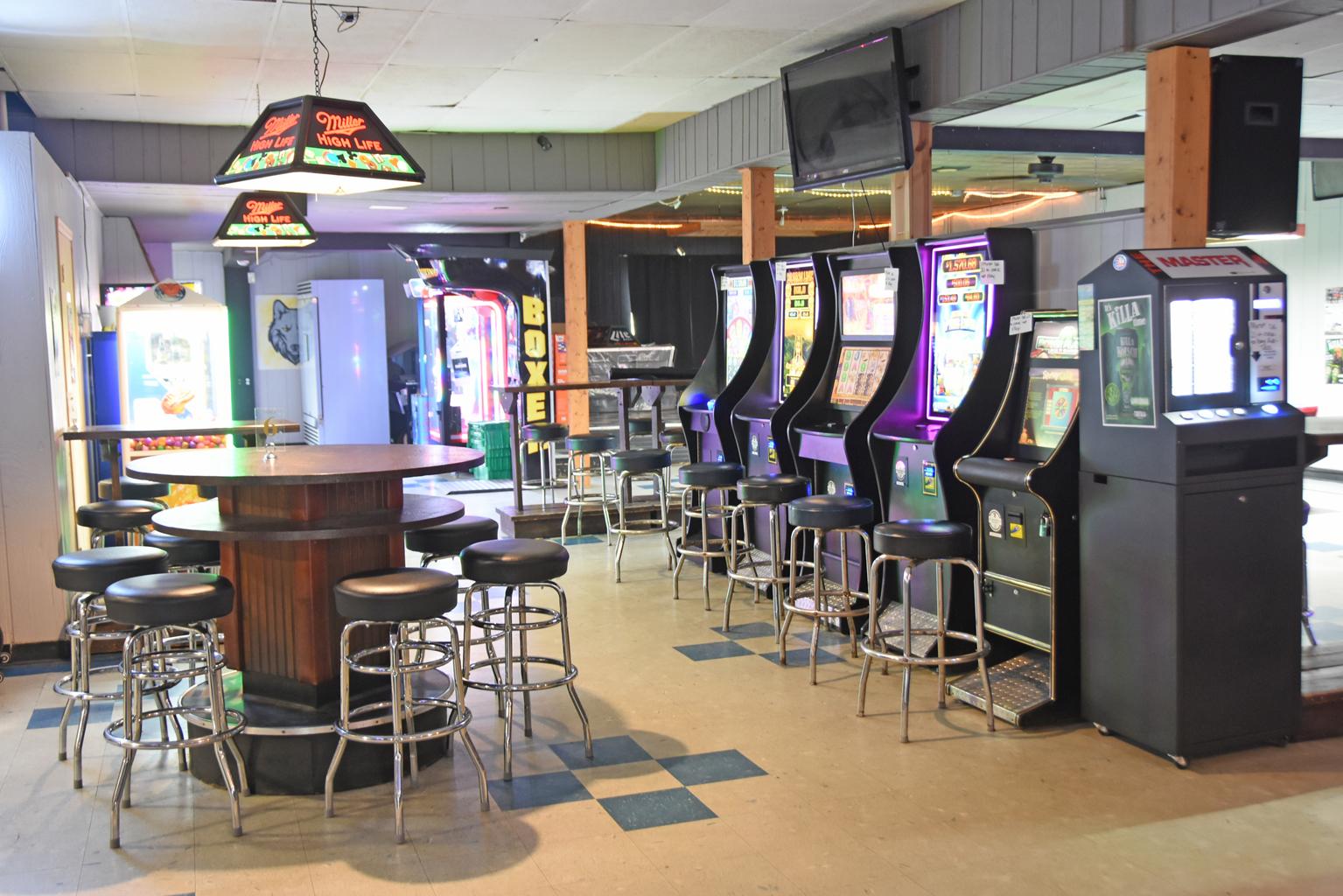 Wolves Den Bar & Grill
